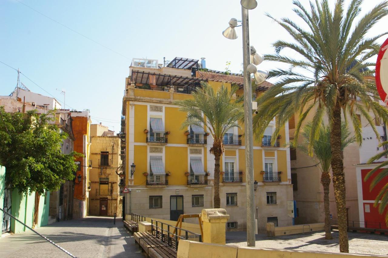 Edificio Amarillo En El Barrio Appartement Alicante Buitenkant foto