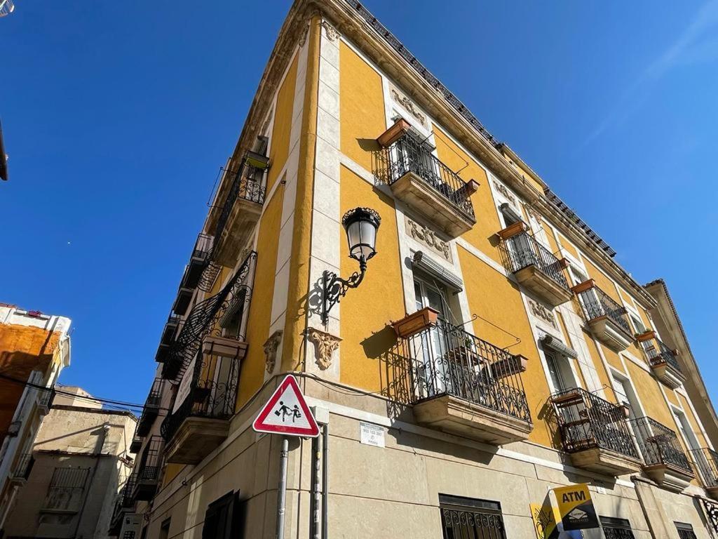 Edificio Amarillo En El Barrio Appartement Alicante Buitenkant foto