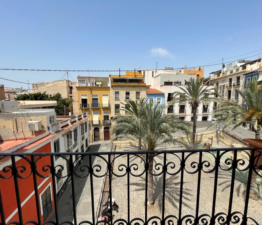 Edificio Amarillo En El Barrio Appartement Alicante Buitenkant foto