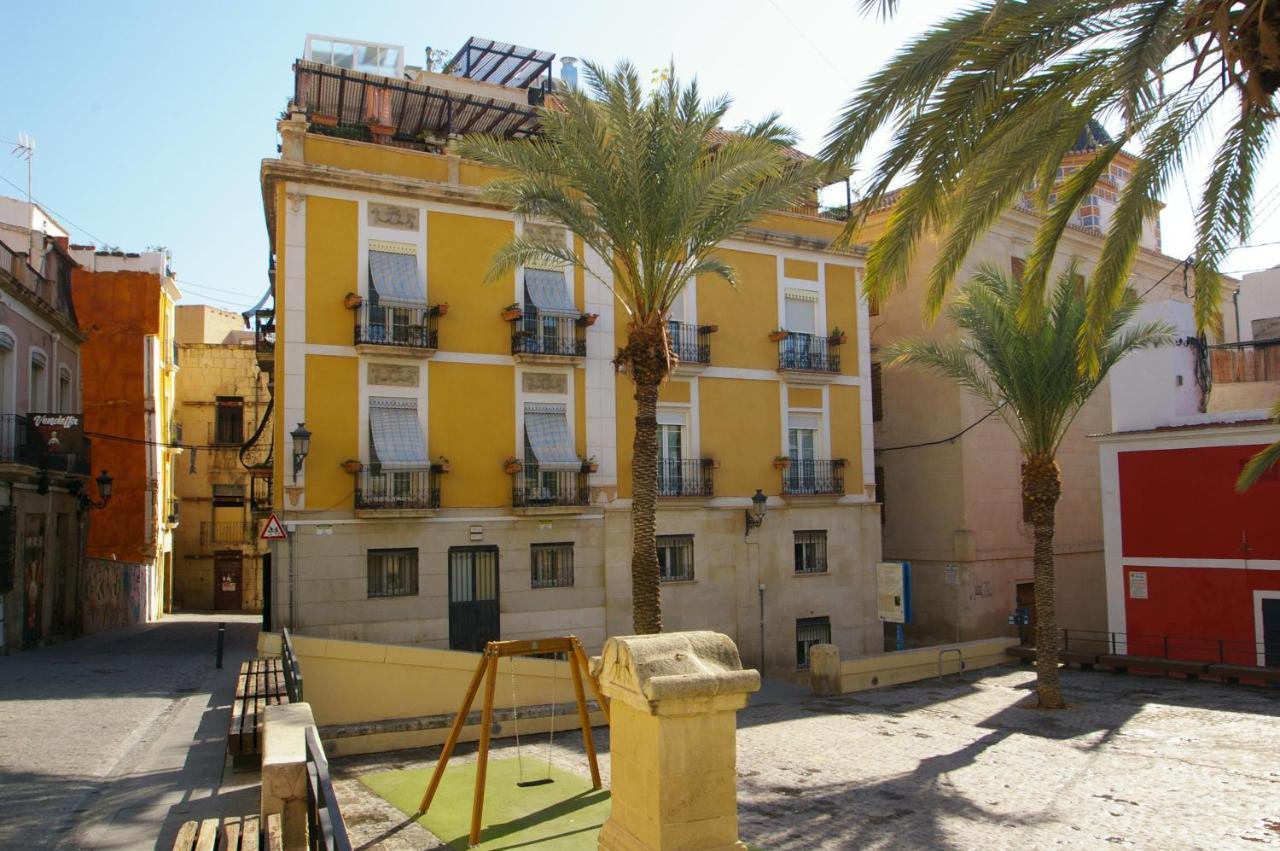Edificio Amarillo En El Barrio Appartement Alicante Buitenkant foto
