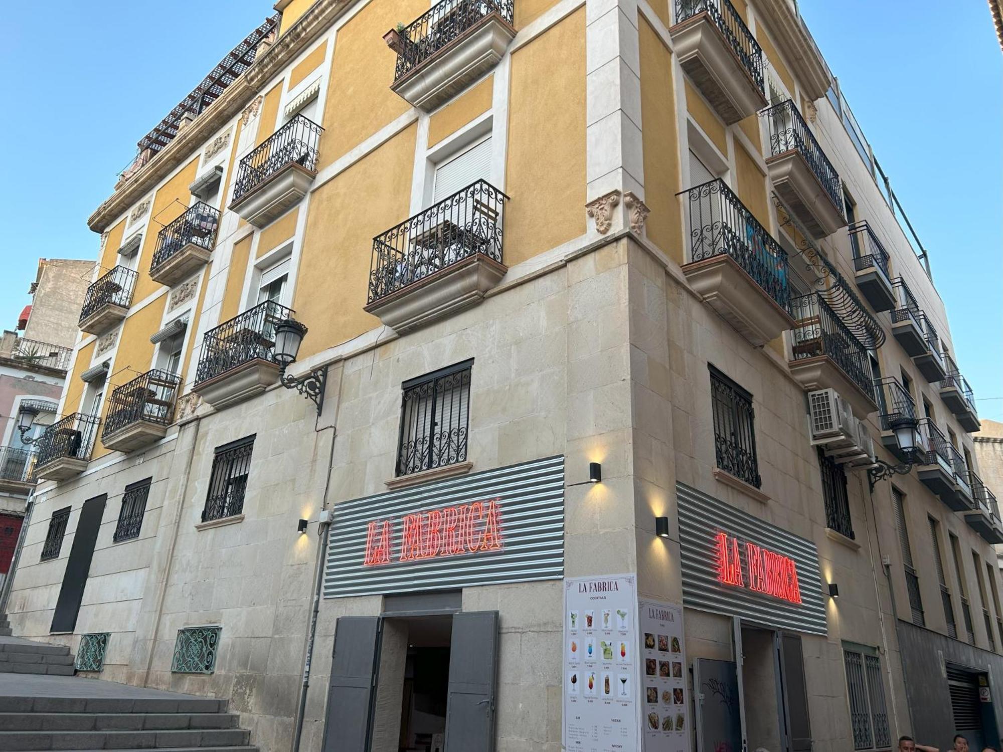 Edificio Amarillo En El Barrio Appartement Alicante Buitenkant foto