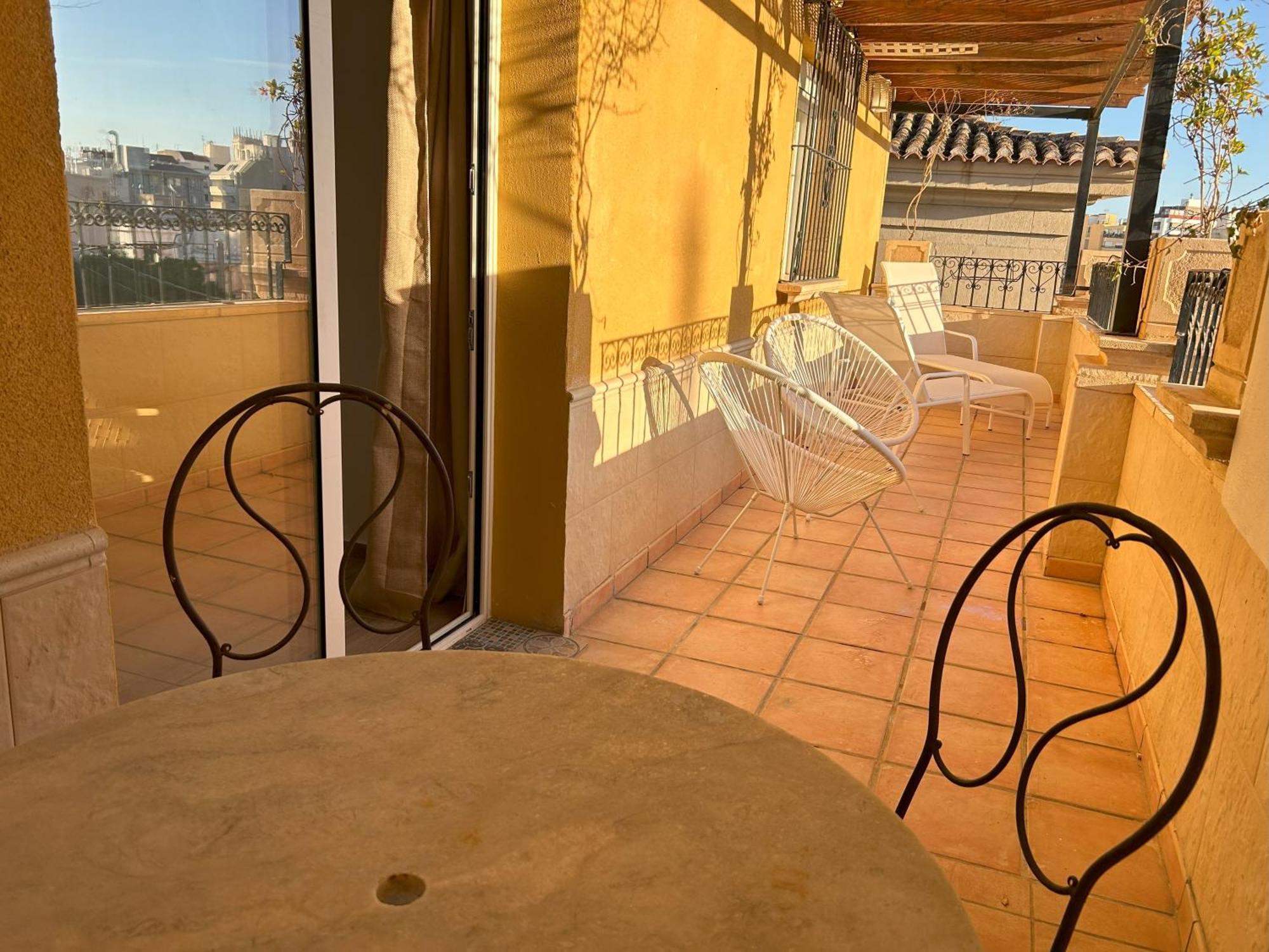 Edificio Amarillo En El Barrio Appartement Alicante Buitenkant foto