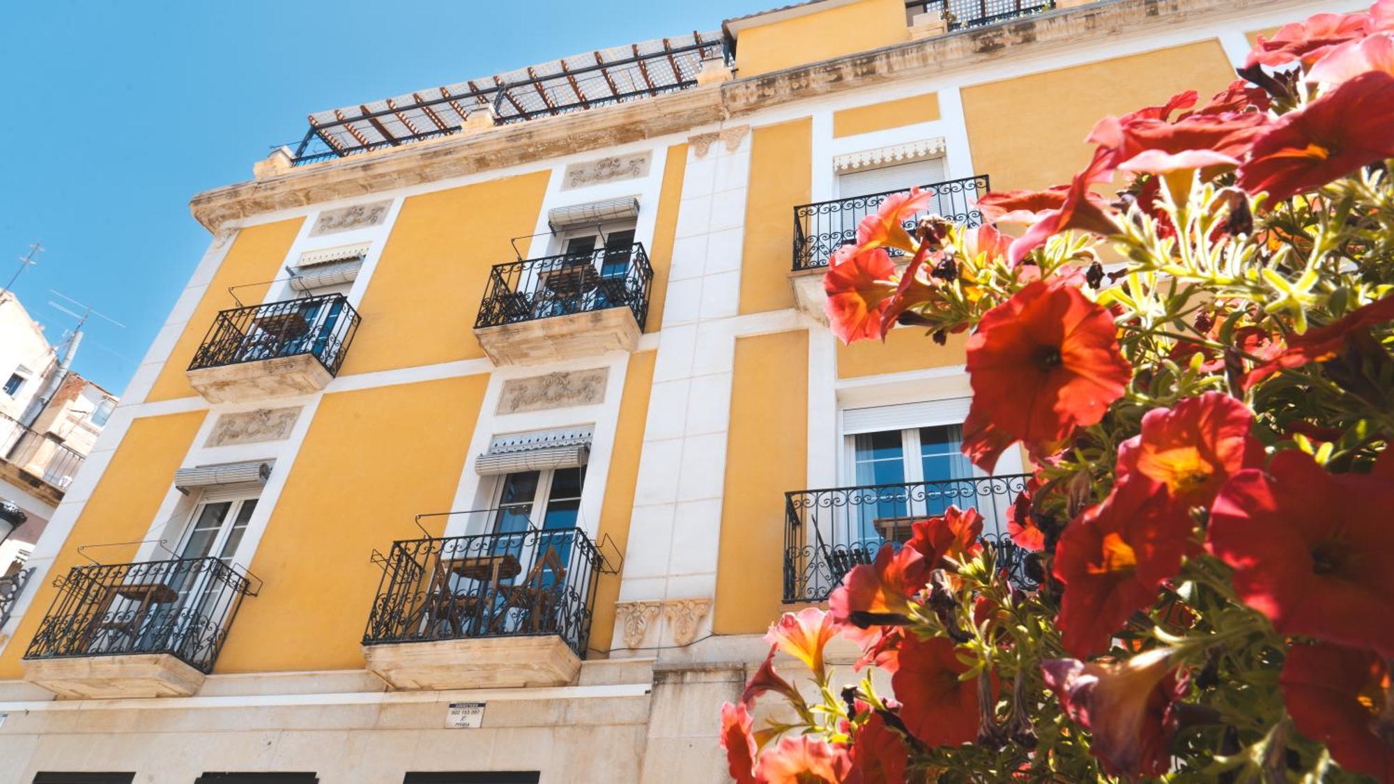 Edificio Amarillo En El Barrio Appartement Alicante Buitenkant foto